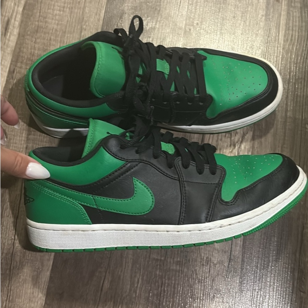 Jordan Men's Black and Green Sneakers